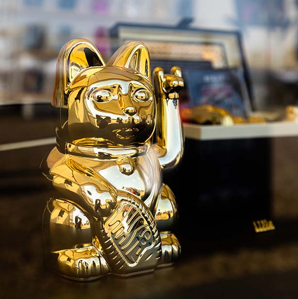 Lucky Cat Golden Helga