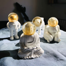 Lade das Bild in den Galerie-Viewer, Summerglobe | The White Buddha