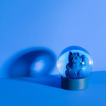 Lade das Bild in den Galerie-Viewer, Maneki Neko Lucky Globe Winkekatze Blue