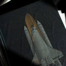 Lade das Bild in den Galerie-Viewer, Risographie Artprint | Space Shuttle